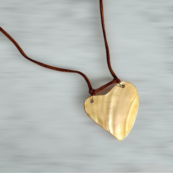 Vintage Resin Shell Heart Pendant Necklace on Brown Suede Cord Boho Jewelry - Picture 4 of 6